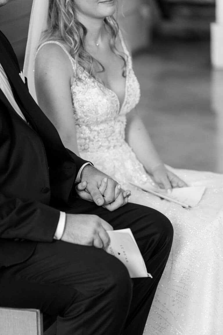 00300-2-florian-knusper-hochzeitsfotograf-wuerzburg-brautpaar-hand-in-hand-Kloster Bronnbach