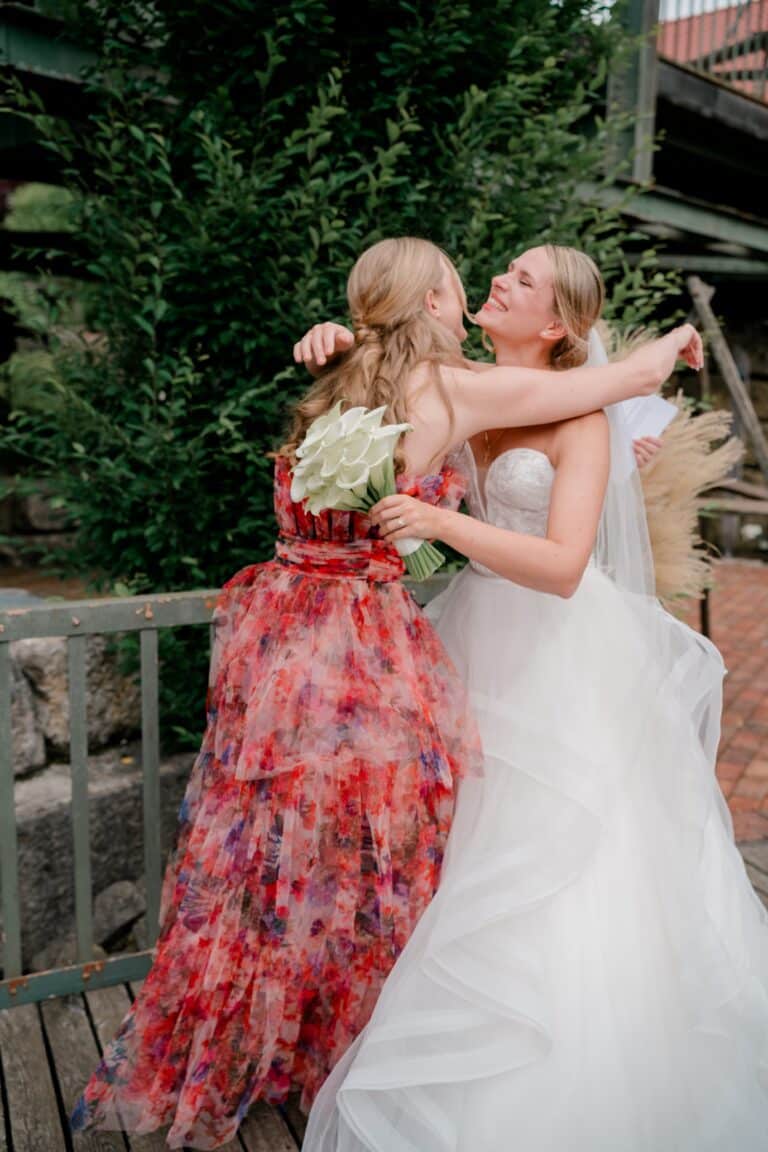 00301-florian-knusper-hochzeitsfotograf-wuerzburg-brautpaar-umarmung-im-garten-Brückenbaron