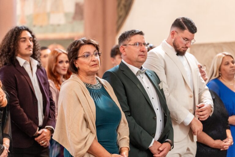 00303-florian-knusper-hochzeitsfotograf-wuerzburg-gruppe-von-gaesten-in-kirche-villa-oriental
