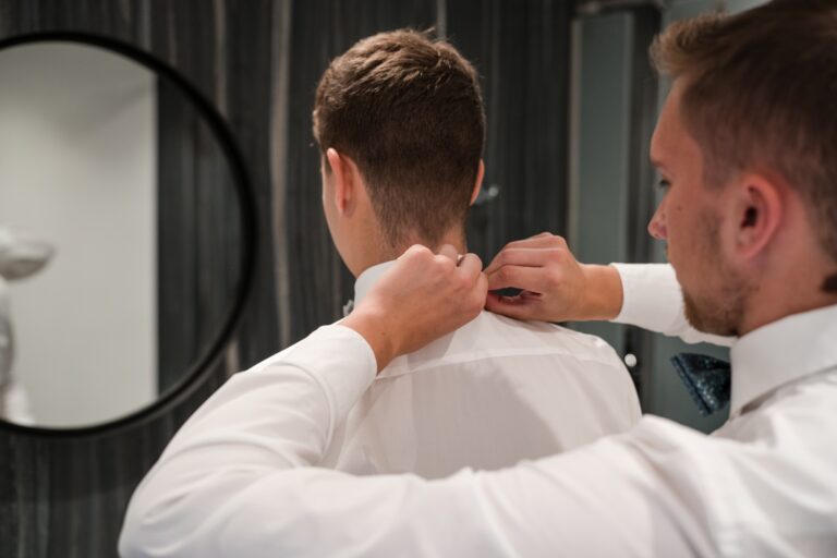 00305-florian-knusper-hochzeitsfotograf-wuerzburg-anzugvorbereitung-des-mannes-Hotel Freihof Prichsenstadt