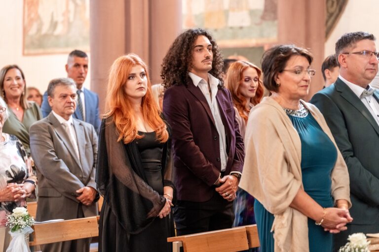 00307-florian-knusper-hochzeitsfotograf-wuerzburg-gruppe-von-gaesten-in-kirche-villa-oriental