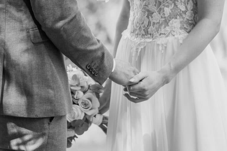 00314-2-florian-knusper-hochzeitsfotograf-wuerzburg-brautpaar-haendchen-haltend-Das Retz