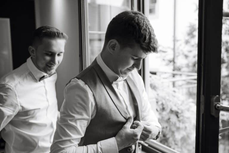 00317-florian-knusper-hochzeitsfotograf-wuerzburg-mann-im-ansteckprozess-Hotel Freihof Prichsenstadt