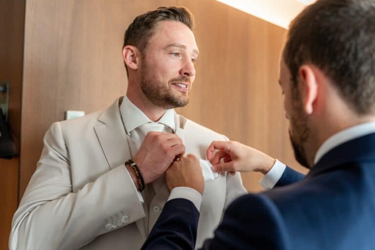 00322-florian-knusper-hochzeitsfotograf-wuerzburg-herr-im-anzug-Villa Oriental