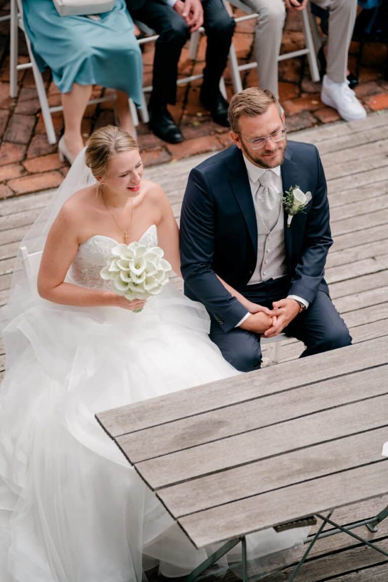 00325-florian-knusper-hochzeitsfotograf-wuerzburg-brautpaar-im-freien-Brückenbaron