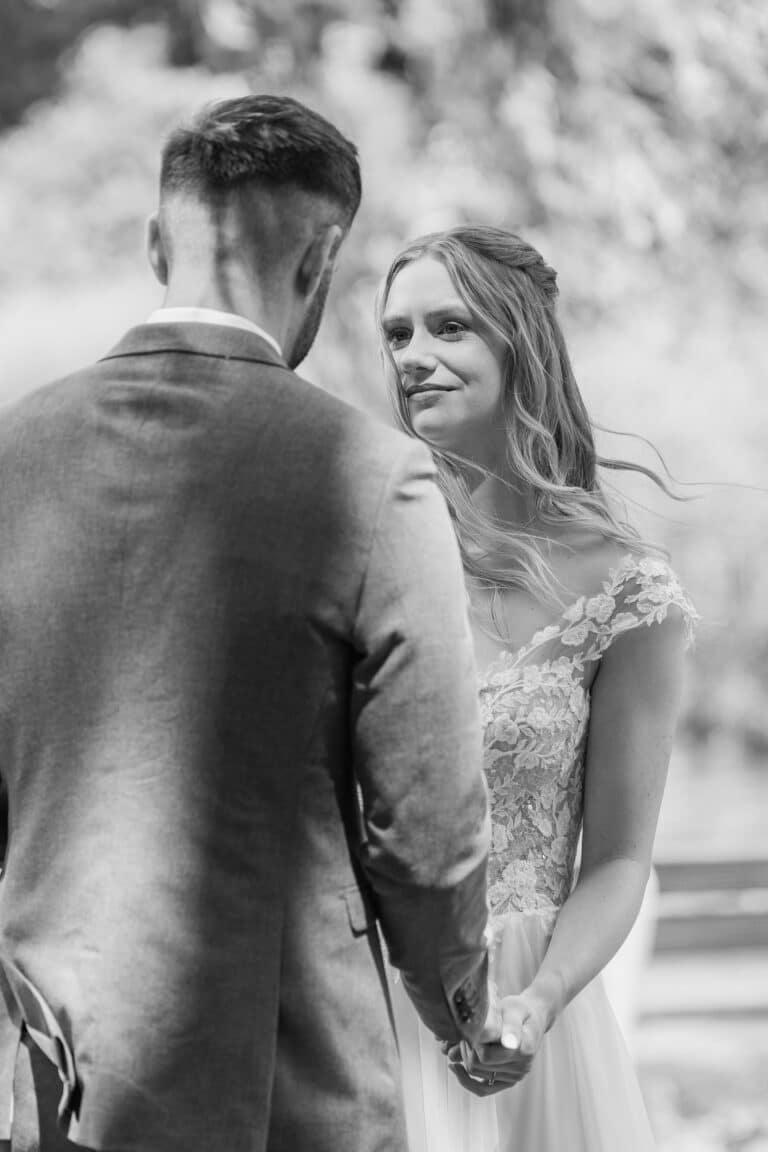 00335-2-florian-knusper-hochzeitsfotograf-wuerzburg-brautpaar-im-garten-Das Retz