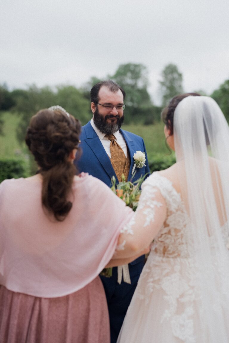 00335-florian-knusper-hochzeitsfotograf-wuerzburg-brautpaar-mit-brautjungfer-park-Schloss Oberschwarzach