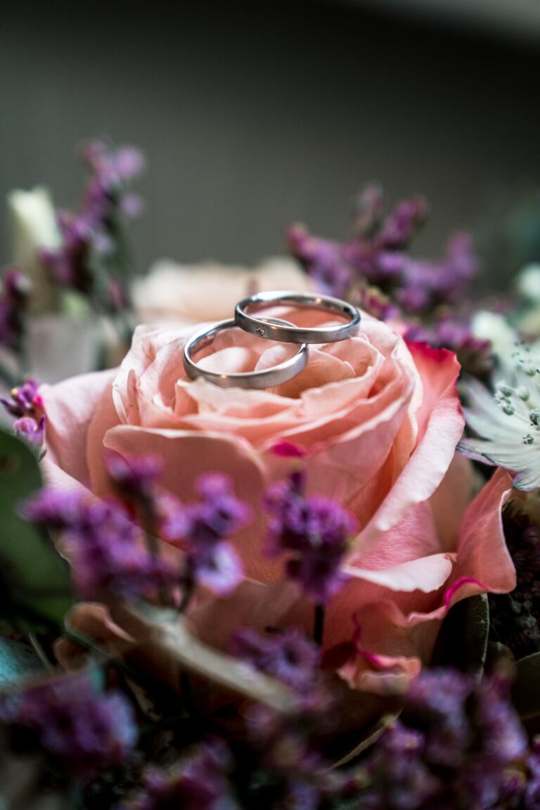 00336-florian-knusper-hochzeitsfotograf-wuerzburg-ringe-auf-blume-Dänischer Pavillon
