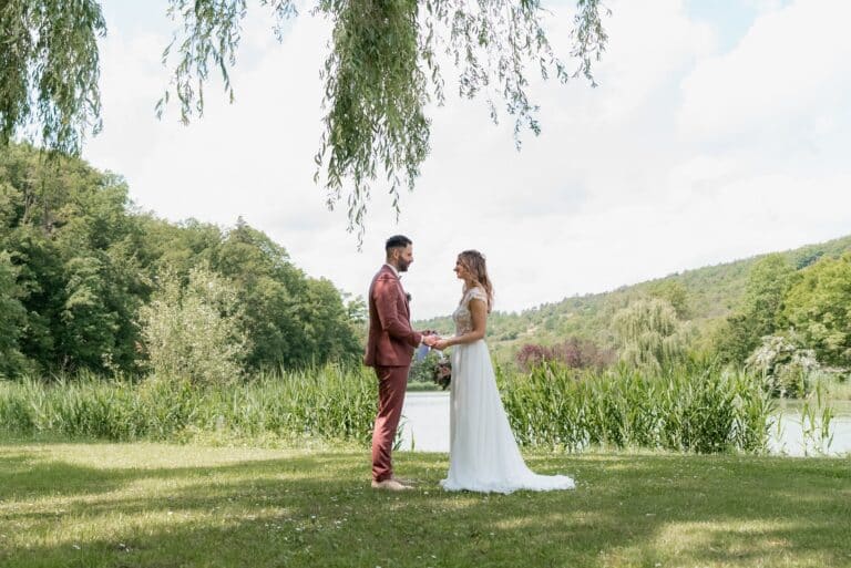 00352-florian-knusper-hochzeitsfotograf-wuerzburg-brautpaar-im-garten-Das Retz