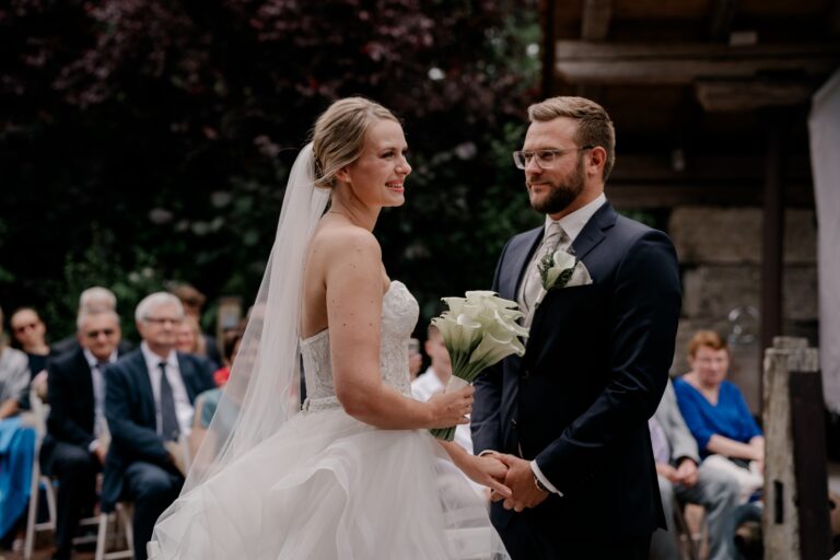 00356-florian-knusper-hochzeitsfotograf-wuerzburg-brautpaar-im-garten-Brückenbaron