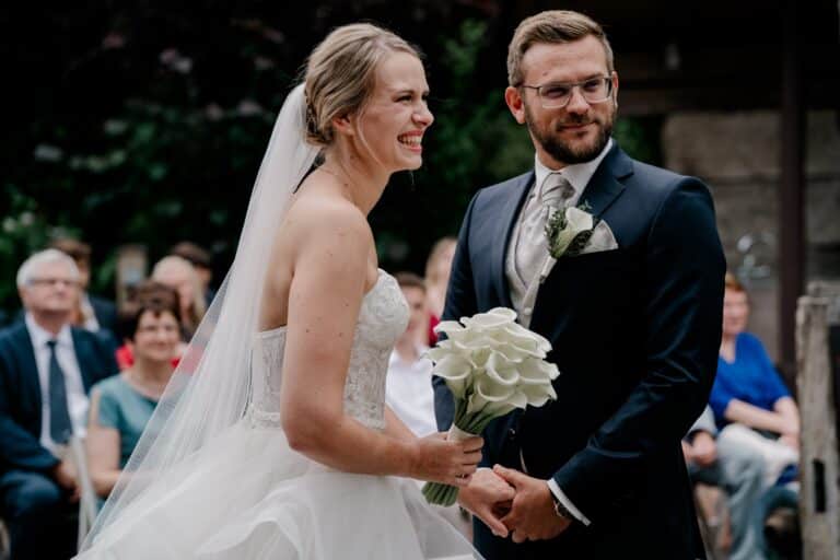 00361-florian-knusper-hochzeitsfotograf-wuerzburg-brautpaar-mit-gaesten-Brückenbaron