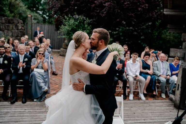 00365-florian-knusper-hochzeitsfotograf-wuerzburg-brautpaar-vor-gaesten-Brückenbaron