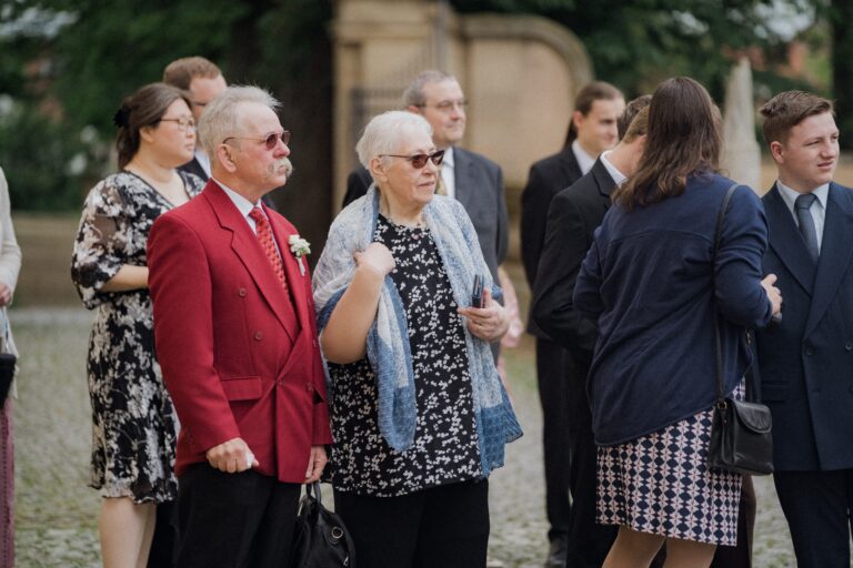 00368-florian-knusper-hochzeitsfotograf-wuerzburg-gruppe-von-gaesten-Schloss Oberschwarzach