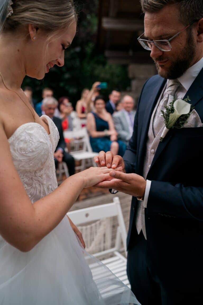 00368-florian-knusper-hochzeitsfotograf-wuerzburg-ringtausch-brautpaar-Brückenbaron