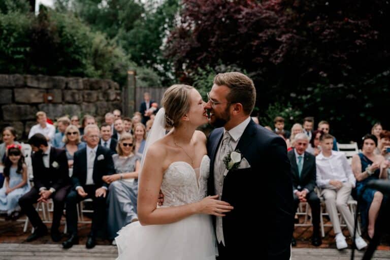 00375-florian-knusper-hochzeitsfotograf-wuerzburg-brautpaar-vor-gaesten-Brückenbaron