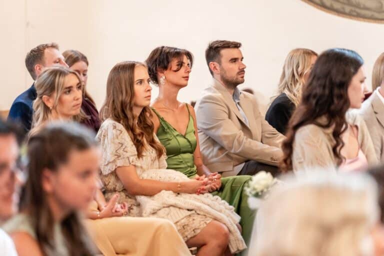 00377-florian-knusper-hochzeitsfotograf-wuerzburg-gruppe-von-gaesten-villa-oriental