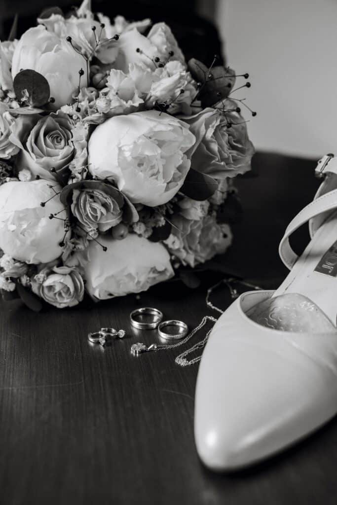 Brautstrauß und Hochzeitsschmuck mit Schuh in Schwarz-Weiß