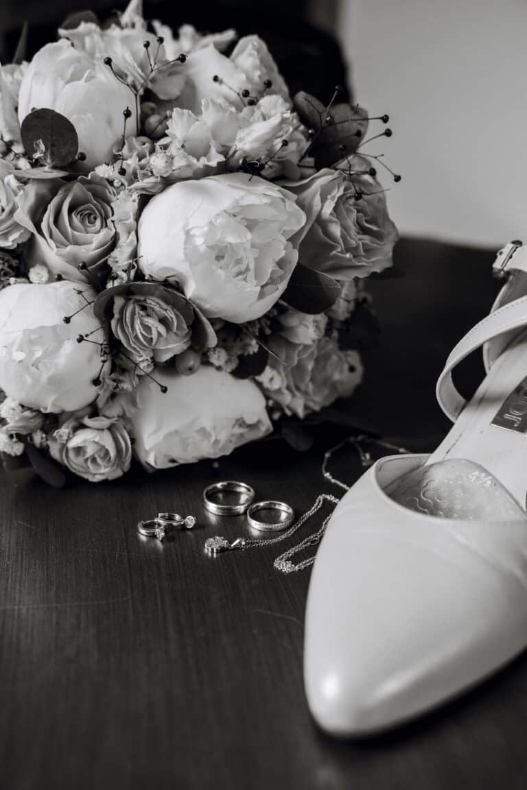 00378-2-florian-knusper-hochzeitsfotograf-wuerzburg-blumenstrauss-und-schmuck-Hotel Freihof Prichsenstadt