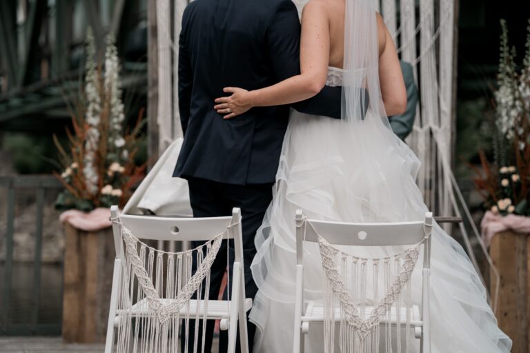 00381-florian-knusper-hochzeitsfotograf-wuerzburg-brautpaar-bei-trauung-Brückenbaron