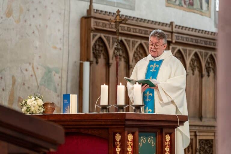 00383-florian-knusper-hochzeitsfotograf-wuerzburg-priester-am-altar-villa-oriental