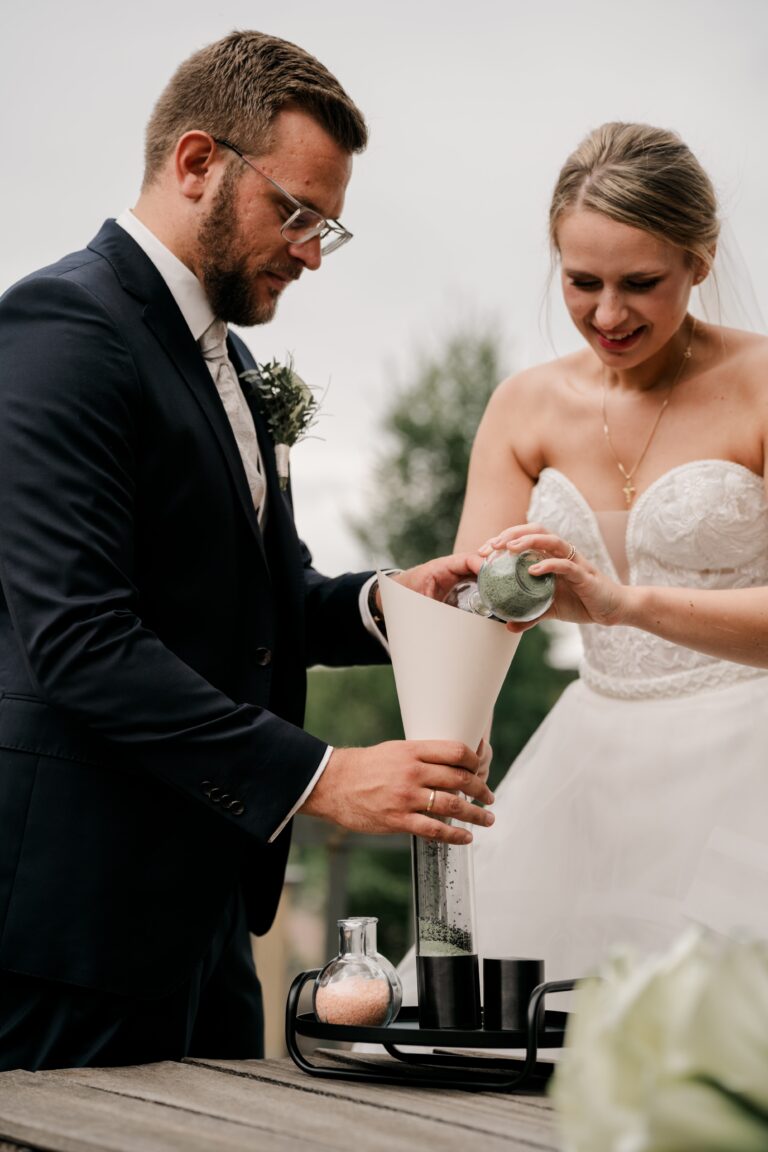 00387-florian-knusper-hochzeitsfotograf-wuerzburg-brautpaar-bei-zeremonie-Brückenbaron