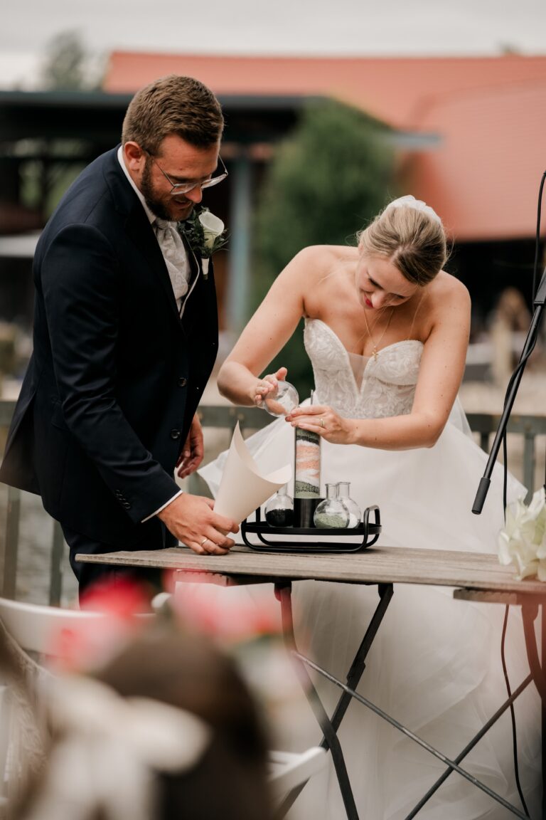 00389-florian-knusper-hochzeitsfotograf-wuerzburg-brautpaar-bei-zeremonie-Brückenbaron