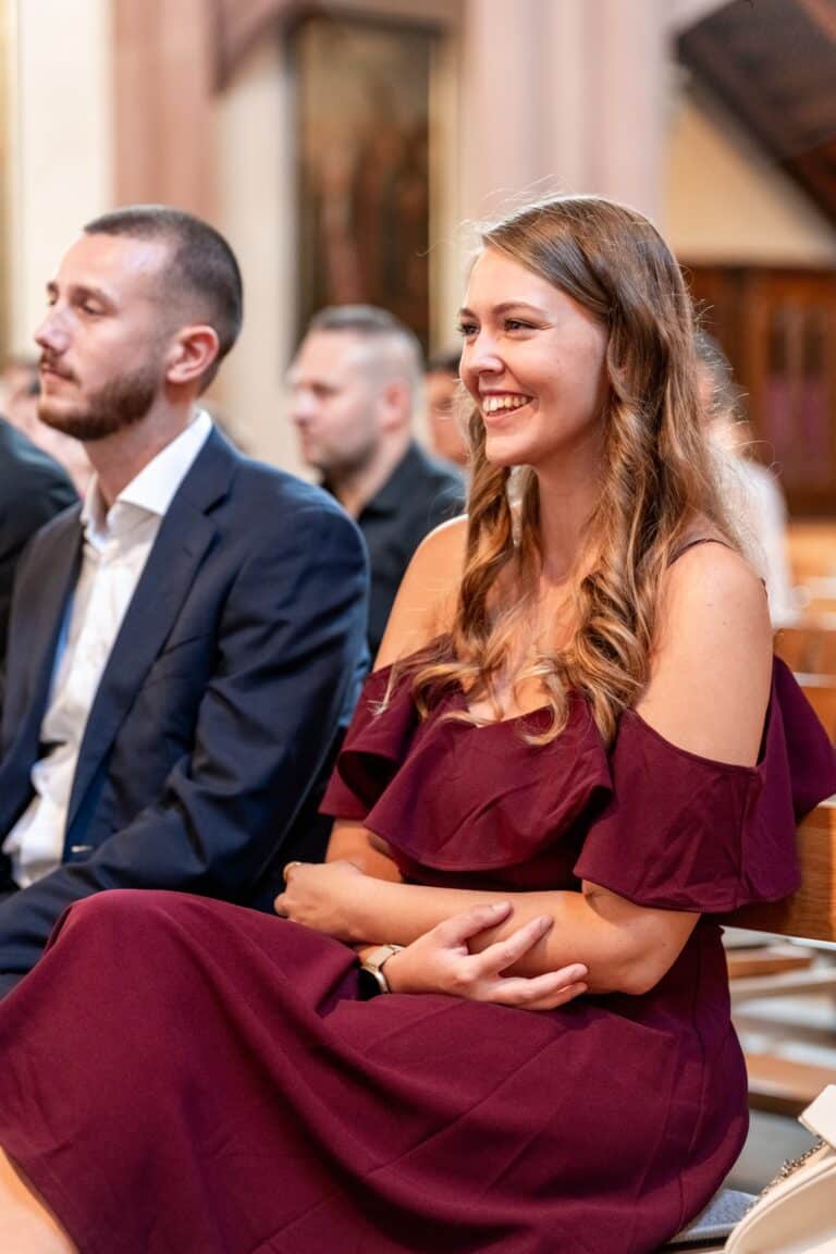 00390-florian-knusper-hochzeitsfotograf-wuerzburg-gaeste-in-kirche-villa-oriental