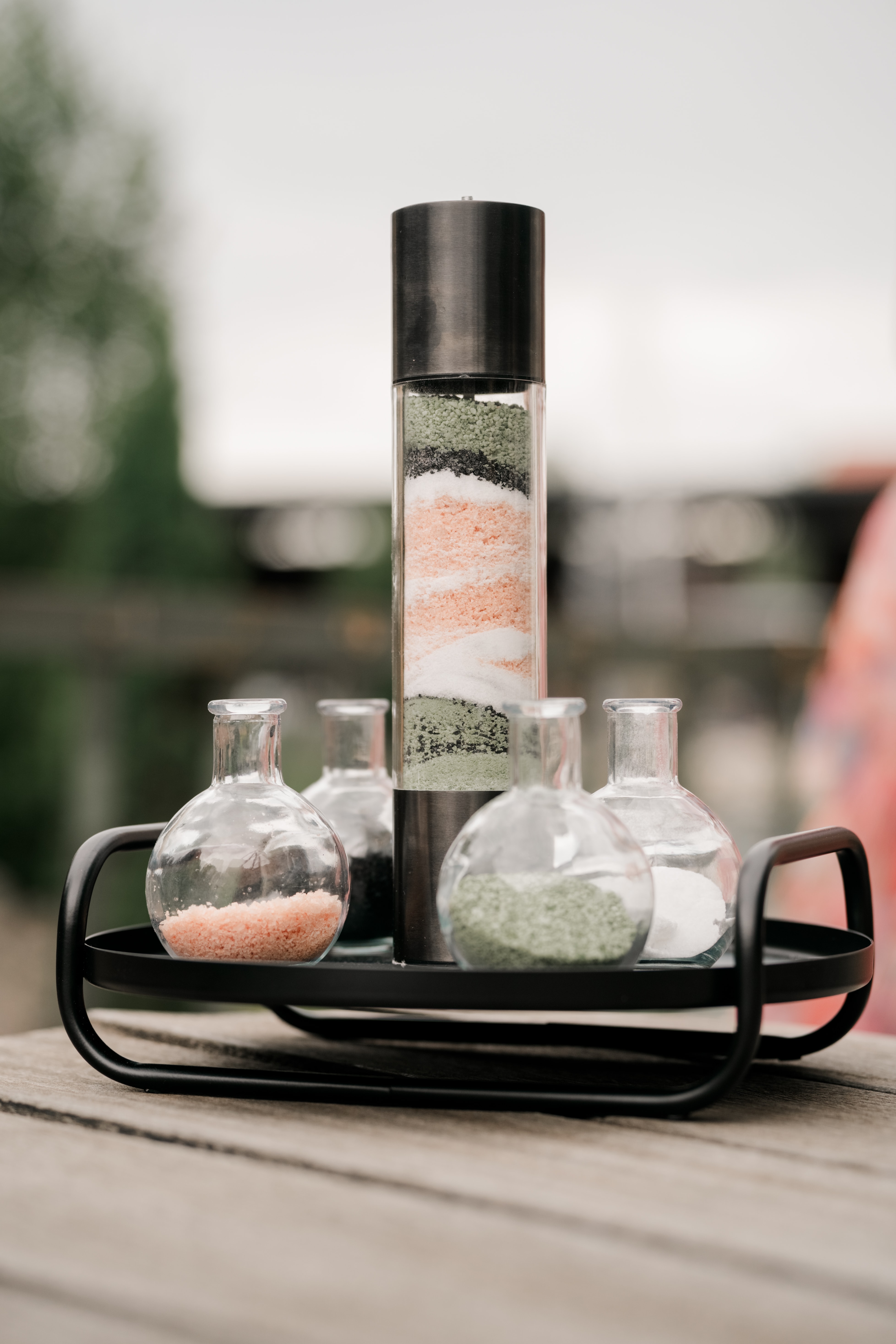 Sandsandzeremonie bei Hochzeitsfeier im Freien