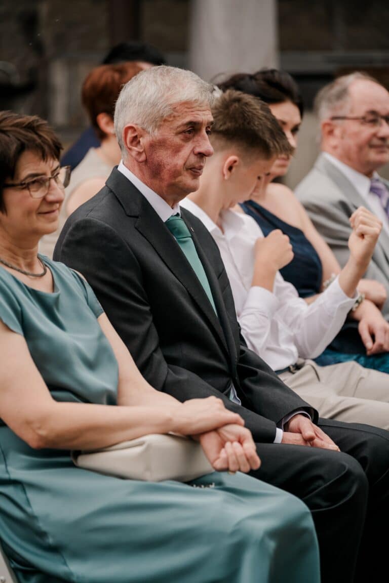 00393-florian-knusper-hochzeitsfotograf-wuerzburg-gruppe-von-gaesten-Brückenbaron