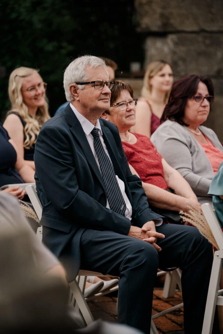 00395-florian-knusper-hochzeitsfotograf-wuerzburg-gruppe-von-gaesten-Brückenbaron