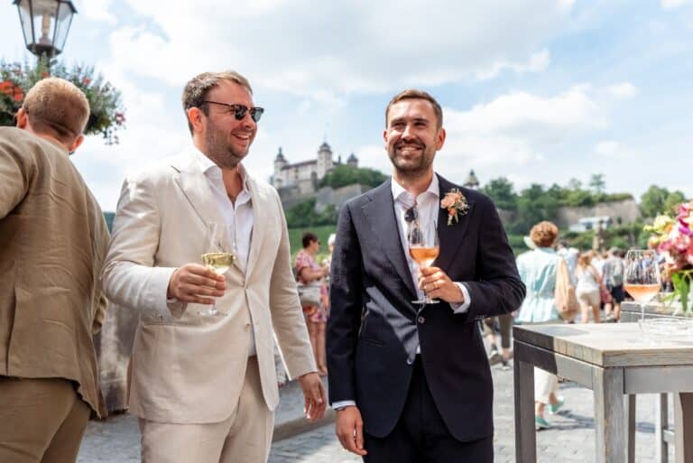 00396-florian-knusper-hochzeitsfotograf-wuerzburg-gaeste-im-freien-Schlosshotel Steinburg Wuerzburg