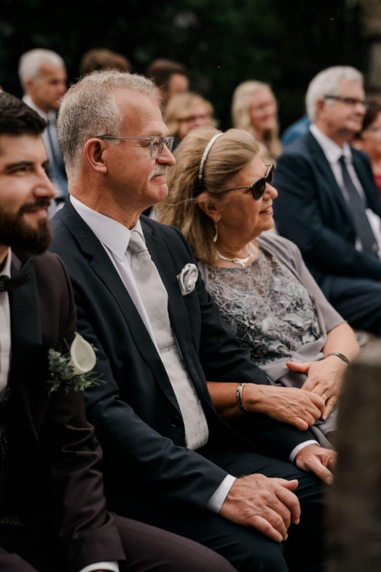 00396-florian-knusper-hochzeitsfotograf-wuerzburg-gruppe-von-gaesten-Brückenbaron