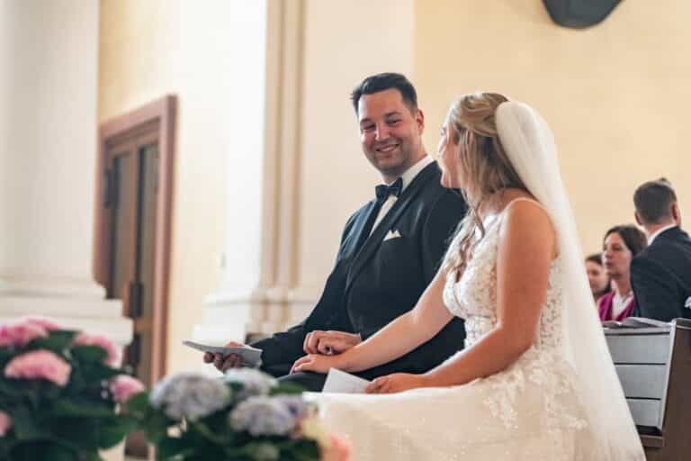 00399-florian-knusper-hochzeitsfotograf-wuerzburg-brautpaar-in-der-kirche-Kloster Bronnbach