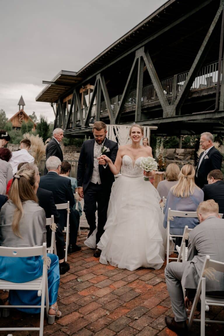 00405-florian-knusper-hochzeitsfotograf-wuerzburg-brautpaar-im-freien-Brückenbaron