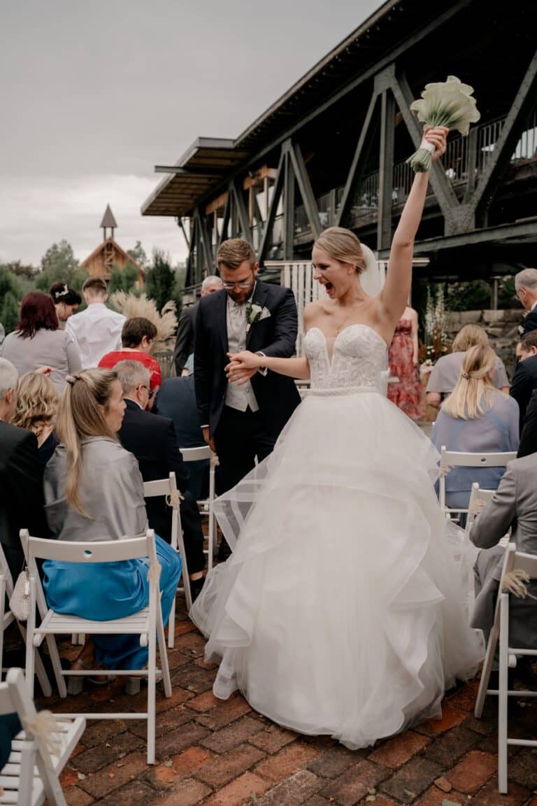 00406-florian-knusper-hochzeitsfotograf-wuerzburg-brautpaar-im-freien-Brückenbaron