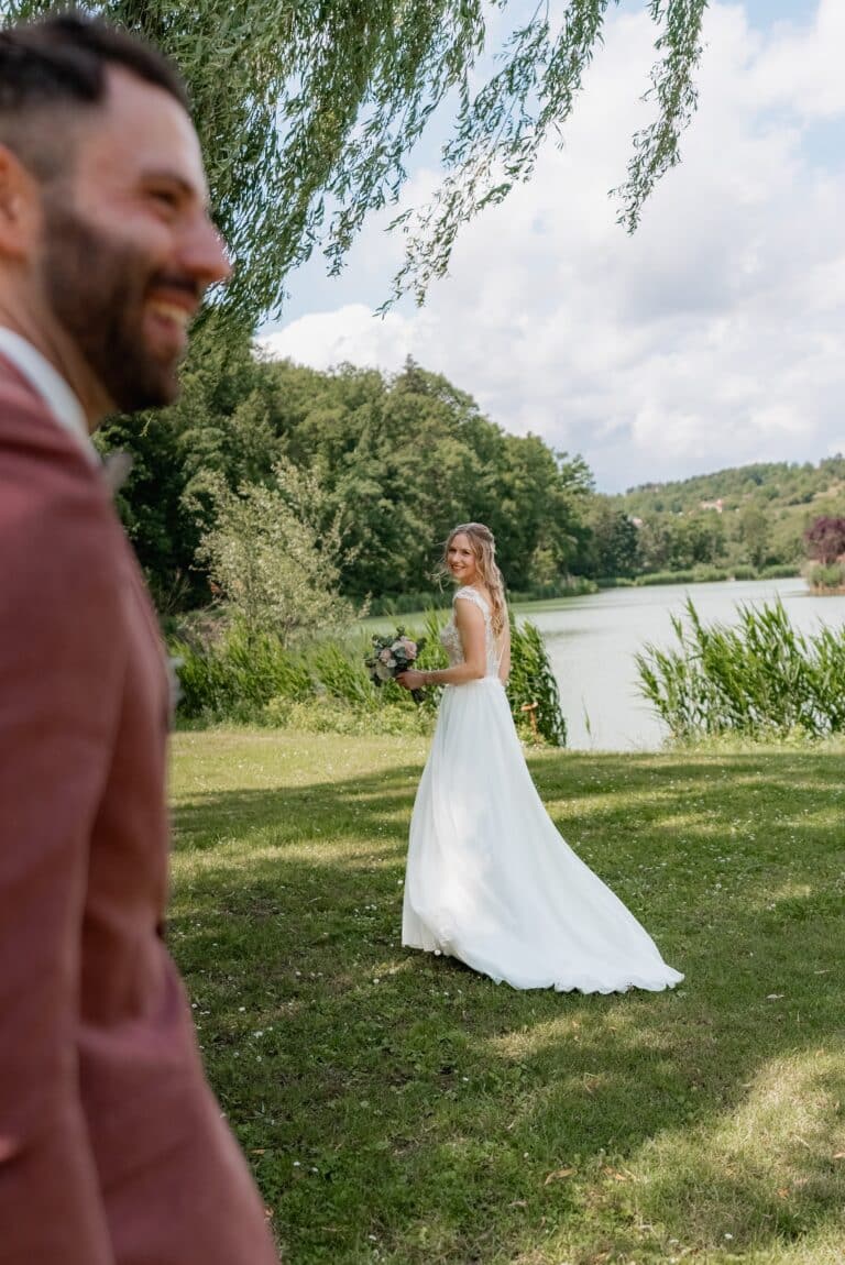 00406-florian-knusper-hochzeitsfotograf-wuerzburg-brautpaar-im-garten-Das Retz