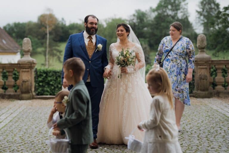 00406-florian-knusper-hochzeitsfotograf-wuerzburg-brautpaar-mit-kindern-Schloss Oberschwarzach