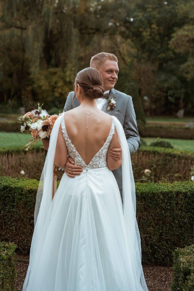 00406b-florian-knusper-hochzeitsfotograf-wuerzburg-paar-im-schlossgarten-Schloss Zeilitzheim