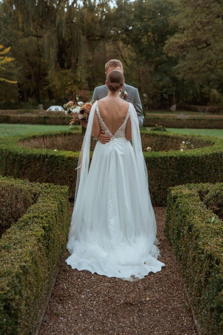 00406c-florian-knusper-hochzeitsfotograf-wuerzburg-paar-im-schlossgarten-Schloss Zeilitzheim