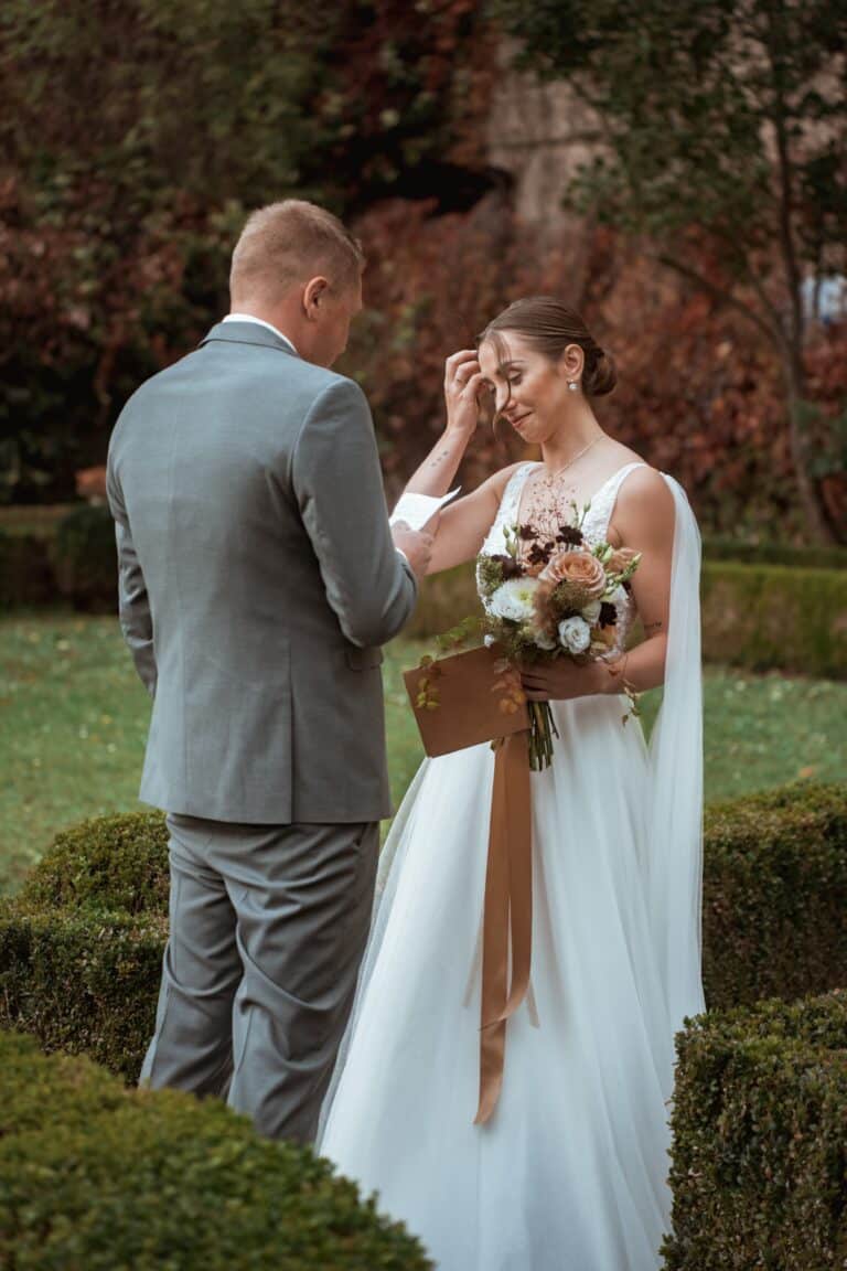 00406g-florian-knusper-hochzeitsfotograf-wuerzburg-paar-im-schlossgarten-Schloss Zeilitzheim