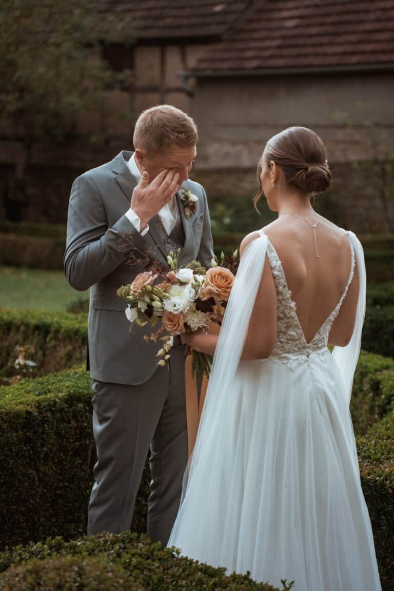 00406h-florian-knusper-hochzeitsfotograf-wuerzburg-paar-im-schlossgarten-Schloss Zeilitzheim
