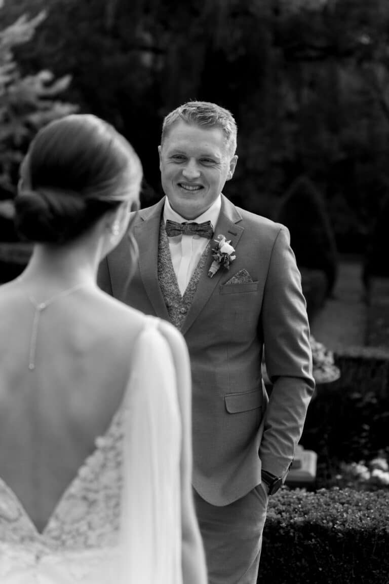 00406i-florian-knusper-hochzeitsfotograf-wuerzburg-paar-im-schlossgarten-Schloss Zeilitzheim