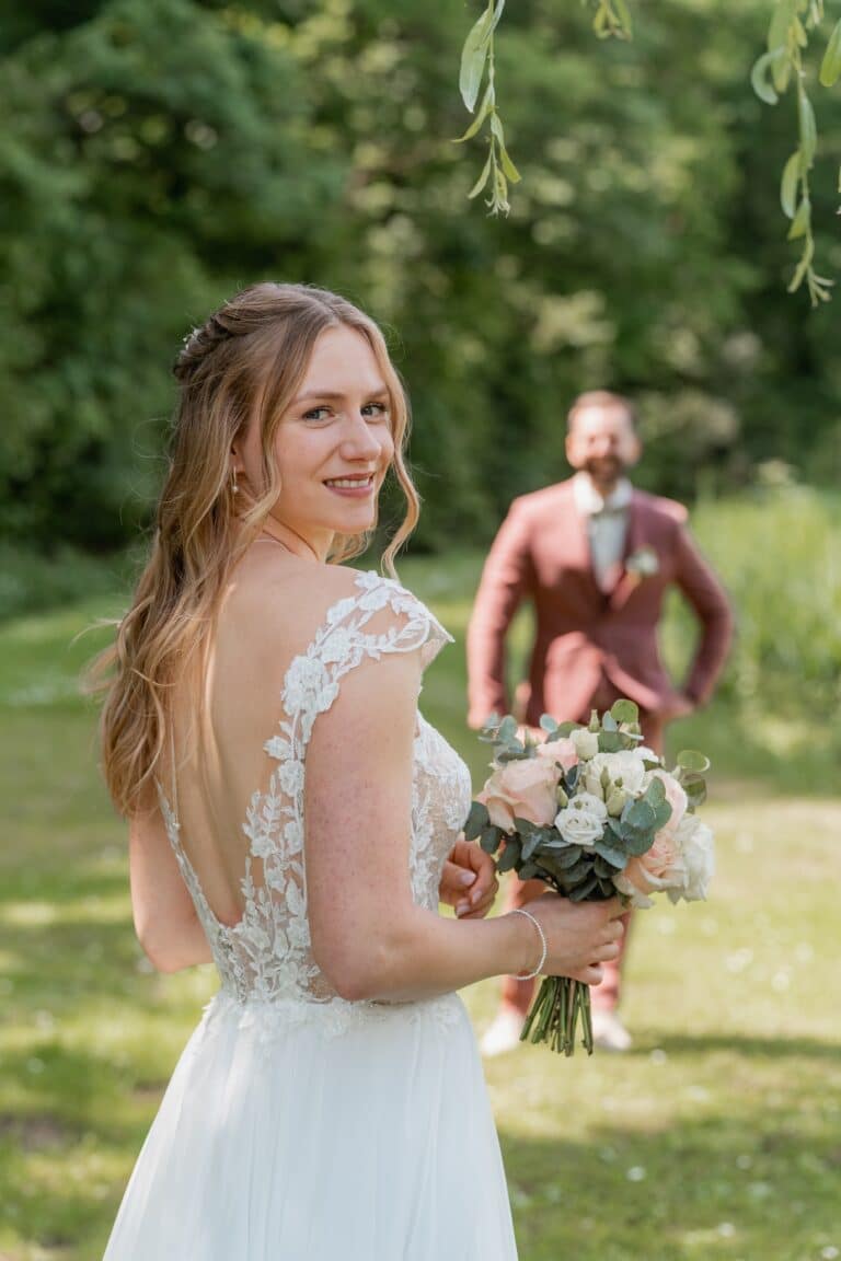 00411-florian-knusper-hochzeitsfotograf-wuerzburg-brautpaar-im-garten-Das Retz