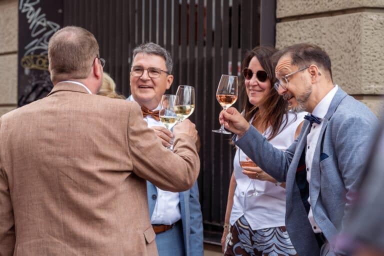 00414-florian-knusper-hochzeitsfotograf-wuerzburg-gruppe-von-gaesten-Schlosshotel Steinburg Wuerzburg