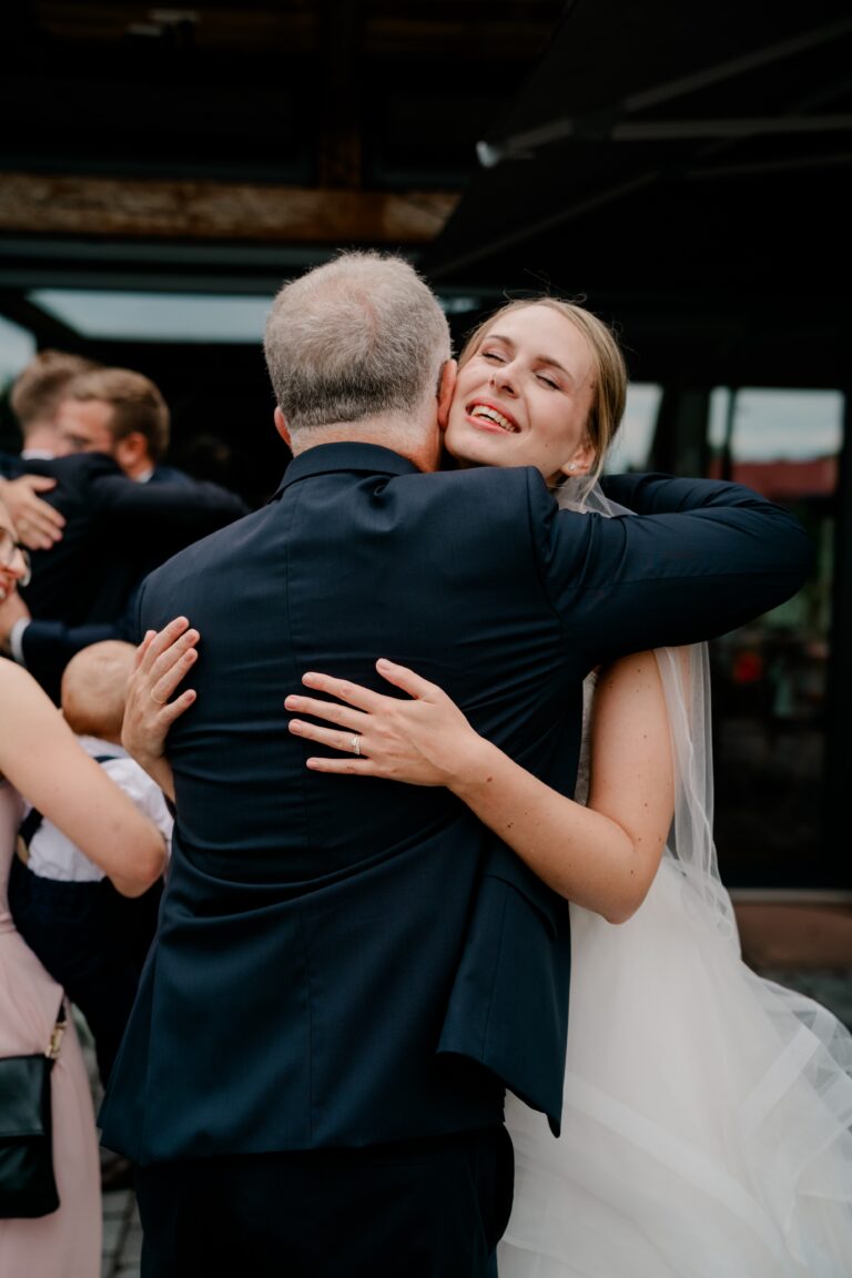 00415-florian-knusper-hochzeitsfotograf-wuerzburg-umarmung-zur-feier-Brückenbaron
