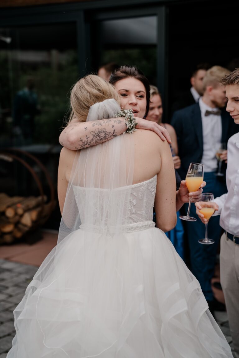 00423-florian-knusper-hochzeitsfotograf-wuerzburg-braut-mit-gaesten-Brückenbaron