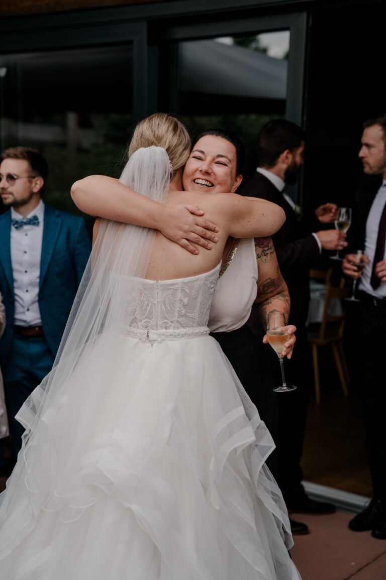 00435-florian-knusper-hochzeitsfotograf-wuerzburg-brautpaar-mit-gaesten-Brückenbaron