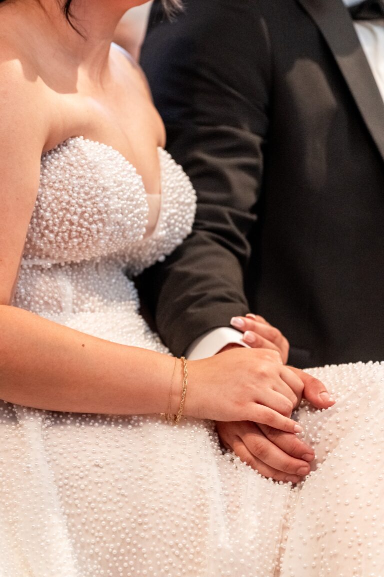 00443-florian-knusper-hochzeitsfotograf-wuerzburg-brautpaar-hand-in-hand-villa-oriental