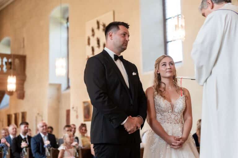 00455-florian-knusper-hochzeitsfotograf-wuerzburg-traupaar-in-kirche-Kloster Bronnbach
