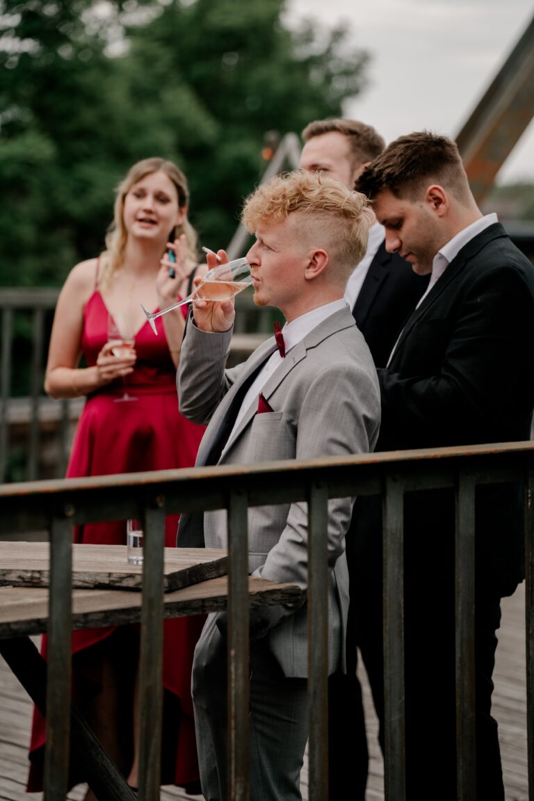 00461-florian-knusper-hochzeitsfotograf-wuerzburg-gruppe-von-gaesten-Brückenbaron